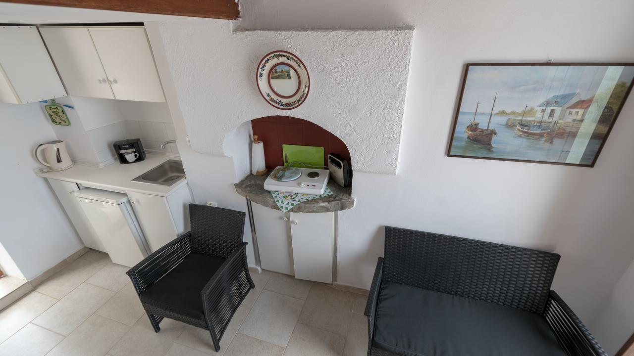 Roulas Apartments Chalki Town Esterno foto